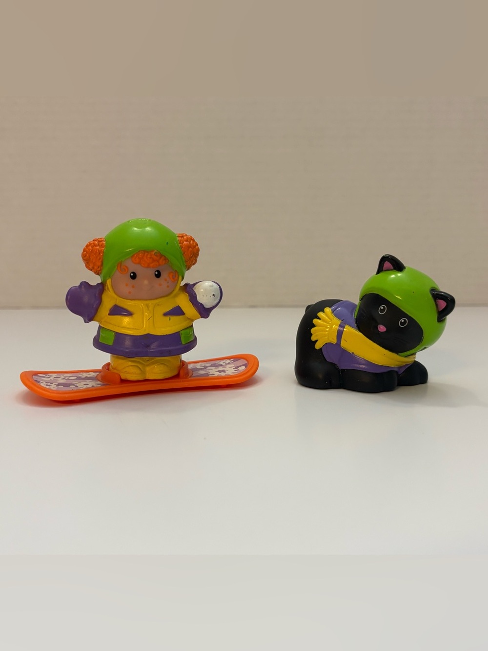 Fisher-Price Little People Winter Snowboard Girl & Black Kitty Cat ❄️🐈⬛
